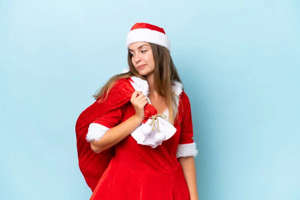 Anne Noel Gibi Giyinmiş Genç Beyaz Kadın Elinde Noel Çuvalı — Stok fotoğraf