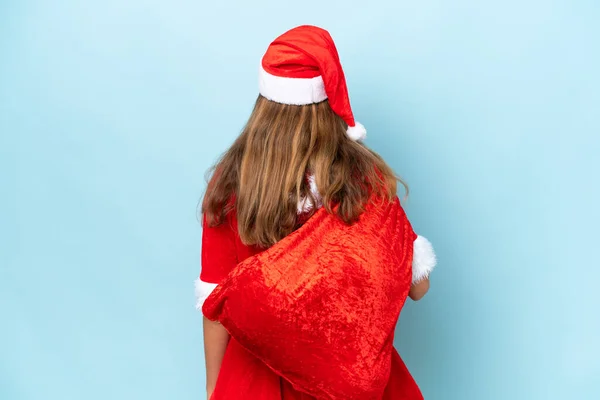 Jovem Mulher Caucasiana Vestida Como Mama Noel Segurando Saco Natal — Fotografia de Stock