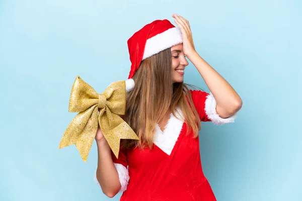 Jovem Mulher Caucasiana Vestida Como Mamãe Noel Segurando Arco Natal — Fotografia de Stock