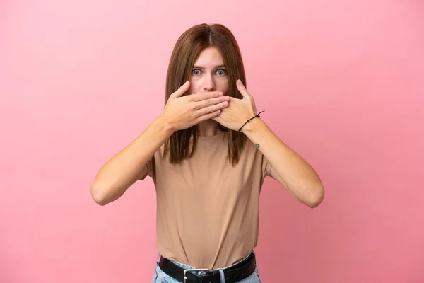 Молодая Английская Женщина Изолирована Розовом Фоне Покрывая Рот Руками — стоковое фото