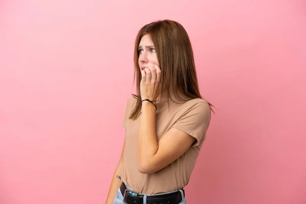Молодая Английская Женщина Изолированная Розовом Фоне Немного Нервничает — стоковое фото