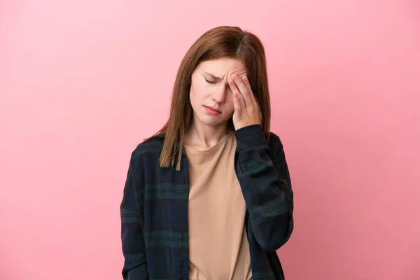 Junge Engländerin Isoliert Auf Rosa Hintergrund Mit Kopfschmerzen — Stockfoto