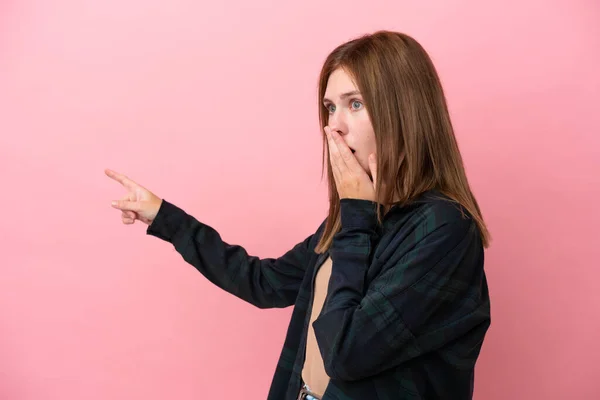 Young English Woman Isolated Pink Background Surprise Expression While Pointing — Stock Photo, Image