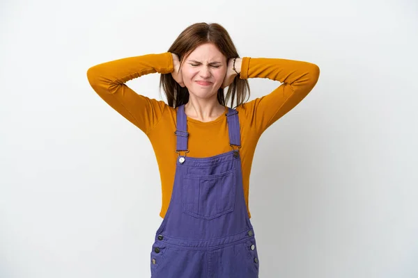 Mladá Anglická Žena Izolované Bílém Pozadí Frustrovaný Zakrývající Uši — Stock fotografie