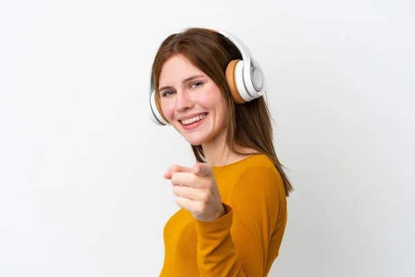 Giovane Donna Inglese Isolata Sfondo Bianco Ascoltando Musica Indicando Parte — Foto Stock
