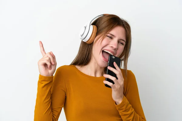 Νεαρή Αγγλίδα Απομονωμένη Λευκό Φόντο Ακούγοντας Μουσική Κινητό Και Τραγουδώντας — Φωτογραφία Αρχείου