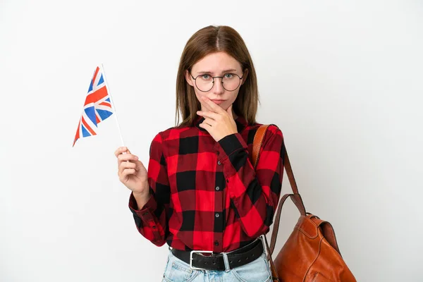 Mladá Žena Drží Vlajku Spojeného Království Izolované Modrém Pozadí Myšlení — Stock fotografie