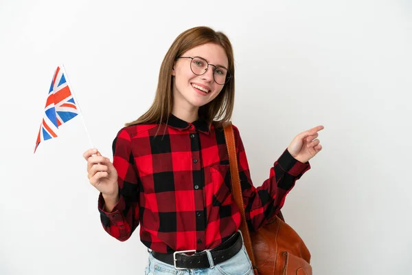 Mladá Žena Drží Vlajku Spojeného Království Izolované Modrém Pozadí Ukazující — Stock fotografie