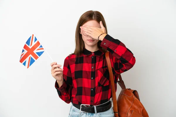 年轻女子举着一面英国国旗 双手捂住眼睛 用蓝色背景隔开 不想看到的东西 — 图库照片