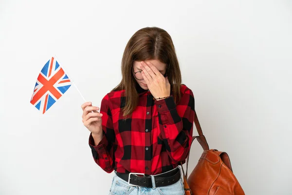 拿着英国国旗的年轻女子 背景蓝色 表情疲惫 — 图库照片