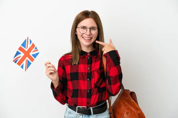 Mladá Žena Drží Vlajku Spojeného Království Izolované Modrém Pozadí Dává — Stock fotografie