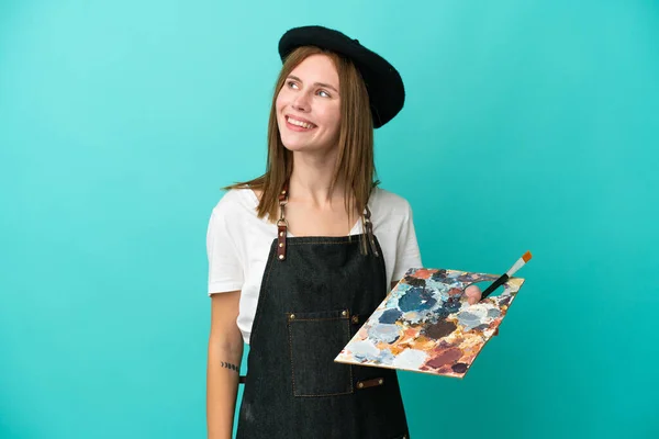 Młoda Artystka Angielska Kobieta Trzyma Paletę Odizolowanych Niebieskim Tle Myśląc — Zdjęcie stockowe