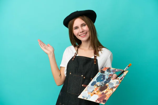 Młoda Artystka Angielska Kobieta Trzyma Paletę Odizolowanych Niebieskim Tle Wyciągając — Zdjęcie stockowe