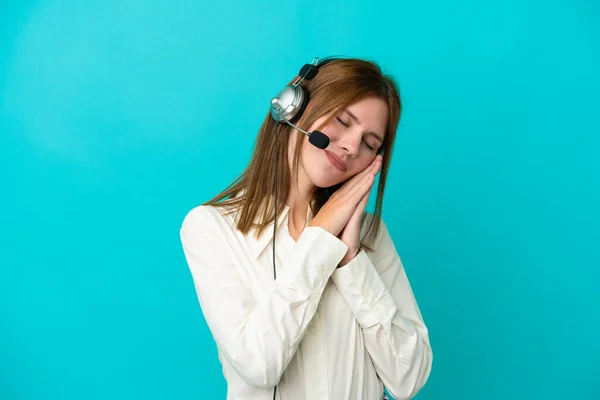 Telemarketer Angielska Kobieta Pracuje Słuchawki Izolowane Niebieskim Tle Gest Snu — Zdjęcie stockowe