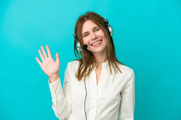 テレマーケティング担当者幸せな表情で手で青の背景塩漬けに隔離されたヘッドセットで働く英語の女性 — ストック写真