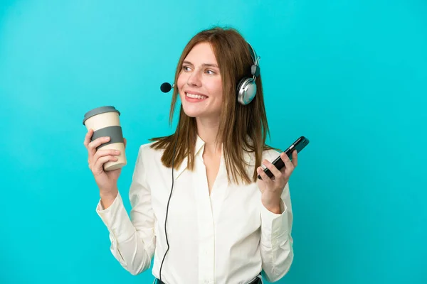 Telemarketer English Woman Working Headset Isolated Blue Background Holding Coffee — Stock Photo, Image