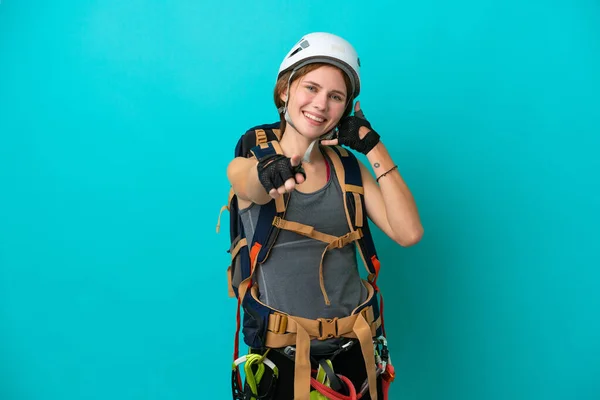 Mladý Anglický Rock Horolezec Žena Izolované Modrém Pozadí Dělat Telefonní — Stock fotografie