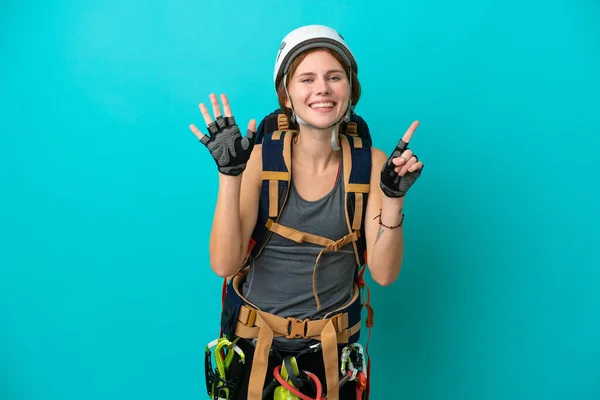 Молодая Английская Альпинистка Изолированная Синем Фоне Насчитав Шесть Пальцев — стоковое фото