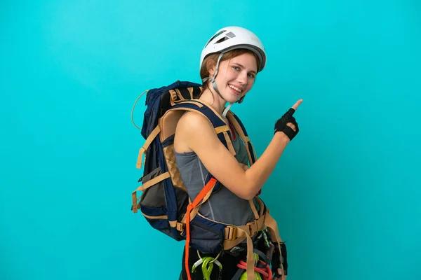 Jovem Inglesa Alpinista Mulher Isolada Fundo Azul Apontando Para Trás — Fotografia de Stock