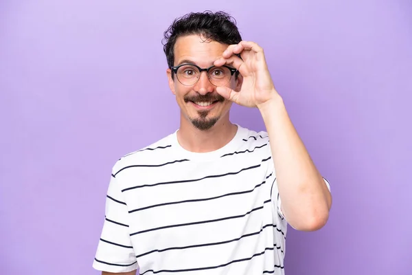 Joven Hombre Caucásico Aislado Sobre Fondo Púrpura Con Gafas Con — Foto de Stock