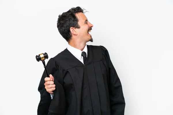 Jovem Juiz Caucasiano Homem Isolado Fundo Branco Rindo Posição Lateral — Fotografia de Stock