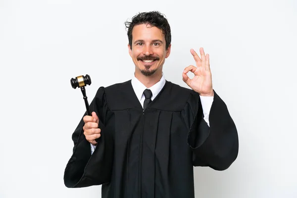 판사가 배경에 고립되어 손가락으로 사인을 코카서스 — 스톡 사진