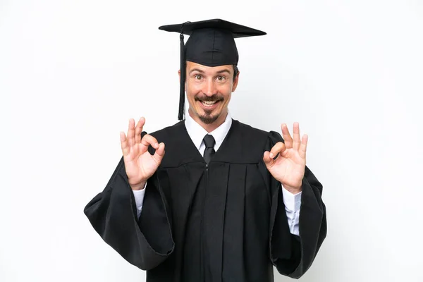 年轻的大学毕业生 背景为白色 手指头上有个 好标志 — 图库照片