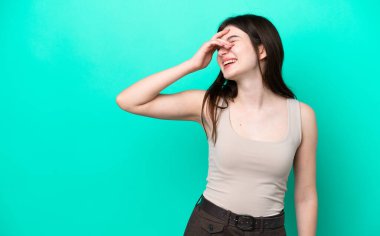 Genç Rus kadın yeşil arka planda izole edilmiş, çok gülümsüyor.