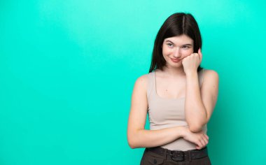 Genç Rus kadın yeşil arka planda izole edilmiş, yorgun ve sıkılmış bir ifadeyle.