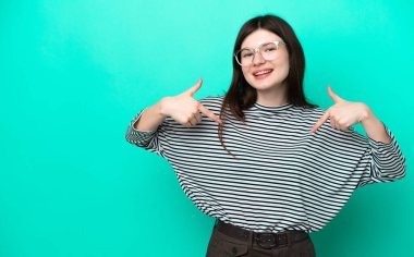 Genç Rus kadın yeşil arka planda soyutlanmış gururlu ve kendinden memnun