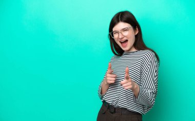 Yeşil arka planda izole edilmiş genç bir Rus kadın ön tarafı gösteriyor ve gülümsüyor.