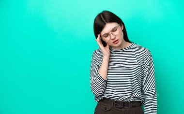 Genç Rus kadın yeşil arka planda başağrısı ile izole edilmiş.