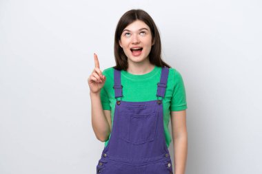 Genç Rus kadın mavi arka planda izole edilmiş ve şaşırmış.