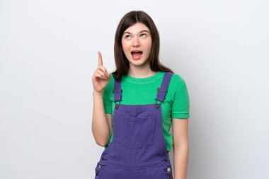 Mavi arka planda izole edilmiş genç Rus kadın parmağını kaldırarak çözümü anlamaya çalışıyor.