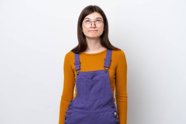 Genç Rus kadın mavi arka planda izole edilmiş ve yukarı bakıyor.