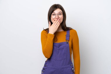 Mavi arka planda izole edilmiş genç Rus kadın mutlu ve gülümsüyor.