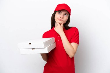 Genç Rus pizza teslimatı beyaz arka planda izole edilmiş pizza kutularını alıyor.