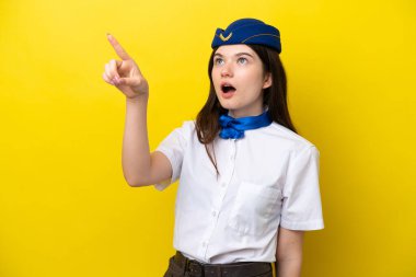 Uçak hostesi Rus kadın, sarı arka planda izole edilmiş.