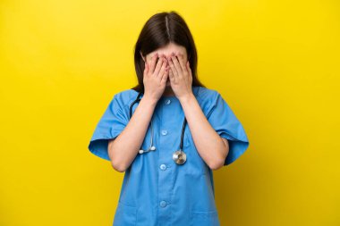 Genç cerrah Rus kadın yorgun ve hasta bir ifadeyle sarı arka planda izole edildi.