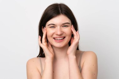 Beyaz arka planda izole edilmiş genç, güzel bir Rus kadın. Portre