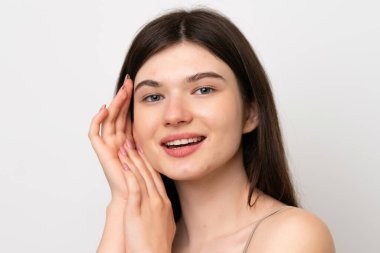 Beyaz arka planda izole edilmiş genç, güzel bir Rus kadın. Portre