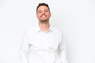 Beyaz arka planda izole edilmiş beyaz tenli yakışıklı bir adam gülüyor.