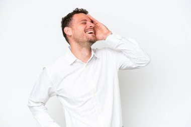 Beyaz arka planda izole edilmiş beyaz tenli yakışıklı bir adam. Çok gülümsüyor.