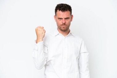 Beyaz arka planda, mutsuz bir ifadeyle soyutlanmış beyaz, beyaz, yakışıklı bir adam.