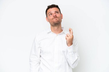 Beyaz arka planda izole edilmiş beyaz tenli yakışıklı genç adam, şans diliyor ve en iyisini diliyor.