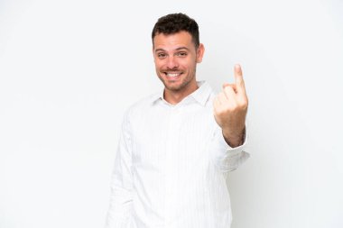 Beyaz arka planda izole edilmiş beyaz, yakışıklı genç bir adam geliyor.