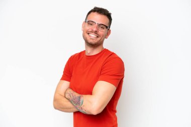 Beyaz arka planda soyutlanmış, kolları bağlı ve ileriye bakan beyaz, beyaz, yakışıklı bir adam.