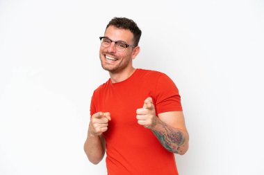 Beyaz arka planda soyutlanmış beyaz tenli yakışıklı bir adam öne bakıyor ve gülümsüyor.