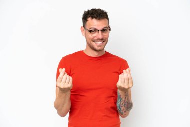 Beyaz arka planda izole genç beyaz yakışıklı adam para jesti yapıyor