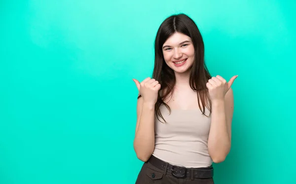 若いですロシアの女性は親指アップジェスチャーと笑顔で緑の背景に隔離 — ストック写真